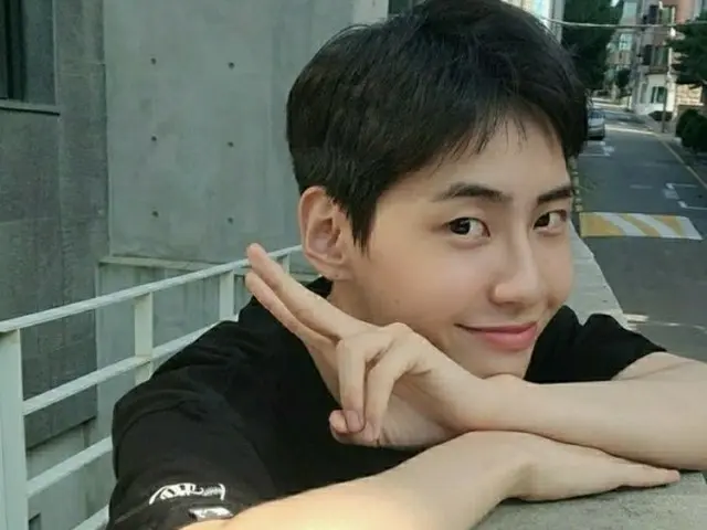 「UP10TION」イ・ジニョク、さわやかな笑顔に爽やかさいっぱいな出勤途中セルフィー