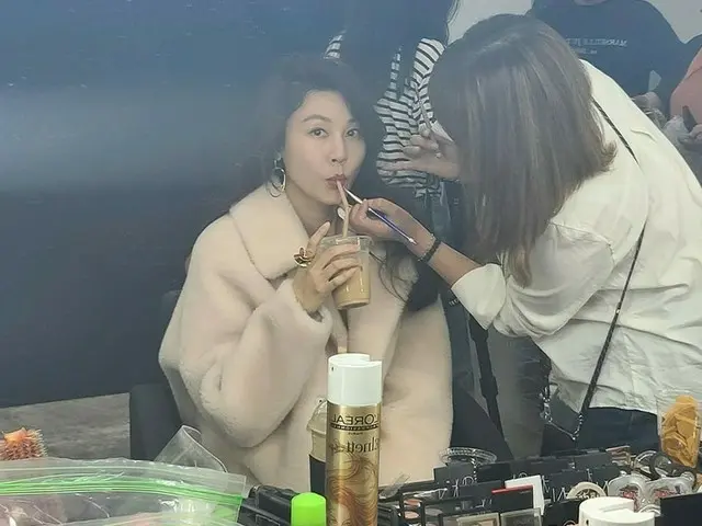 女優キム・ハヌル、照明も必要ない輝かしい美貌