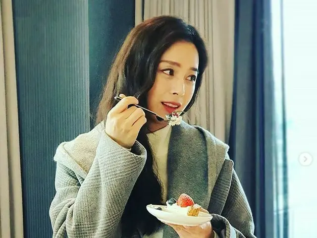 女優キム・テヒ、圧倒的なビジュアルの美しい近況を公開。