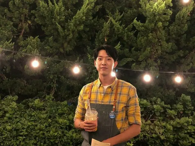 「CNBLUE」イ・ジョンシン、照明より輝くビジュアルアピール…黄色いチェックもよく似合う