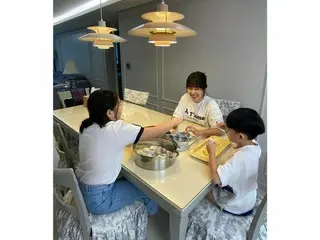 俳優イ・ボムスの妻イ・ユンジンさん、ラグジュアリーなキッチンでソダ姉弟と松餅作り