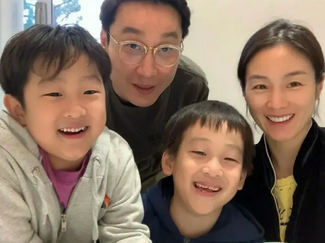 イ・フィジェ♥ムン・ジョンウォンさん、双子ちゃんたちと仲睦まじい家族写真...笑顔がそっくりw