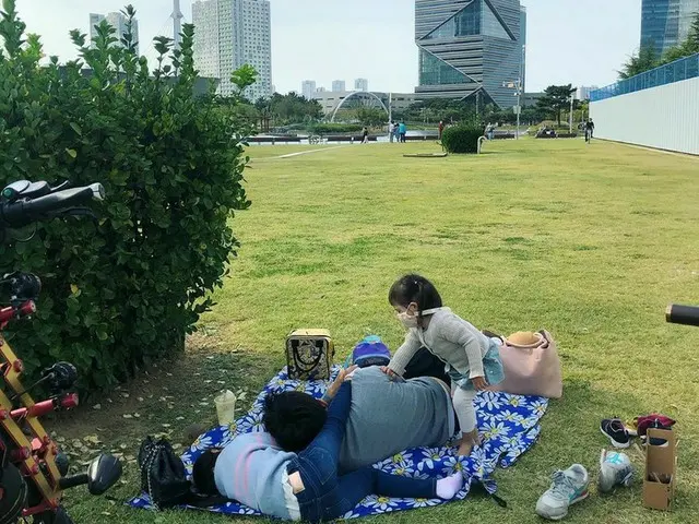 キ・テヨン♥ユジン、娘ロヒちゃん、ロリンちゃんをうらやましがるママ? “とってもいいパパをもって”