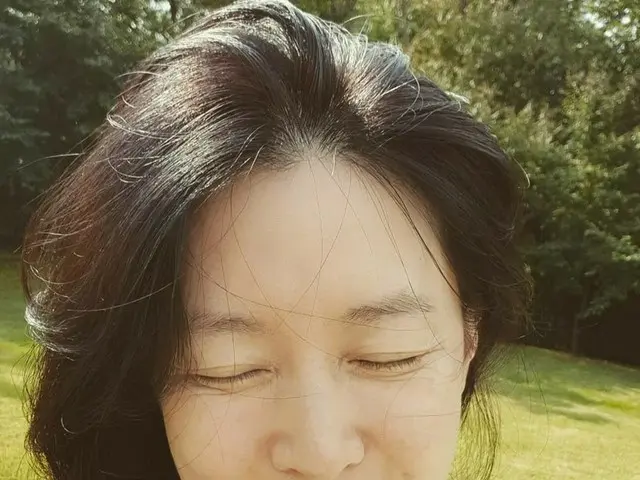 女優イ・ヨンエ、50代の美しさ…“娘は料理、パパ・息子は登山”