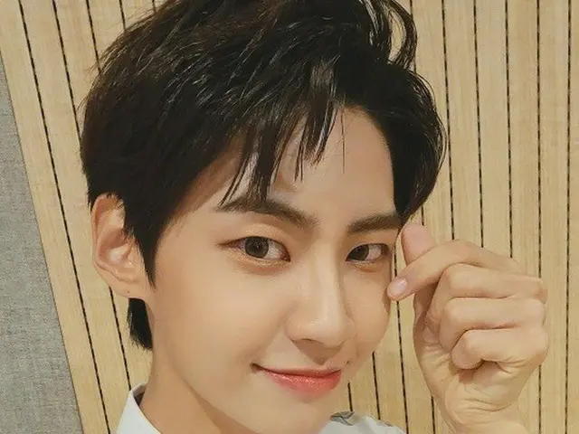 イ・ジニョク（UP10TION）、制服セルフィーにクレージーなイケメンさ...指ハートに胸キュン