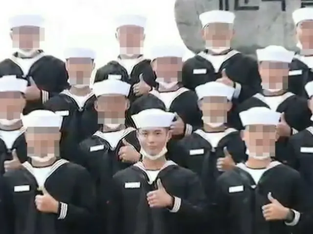 俳優パク・ボゴム、海軍兵修了式完了…マスクしてりりしい姿“サムズアップポーズ”