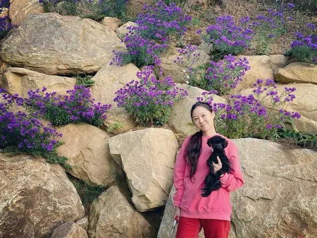 女優コン・ヒョジン、オールピンクも着こなす“コンブリー”