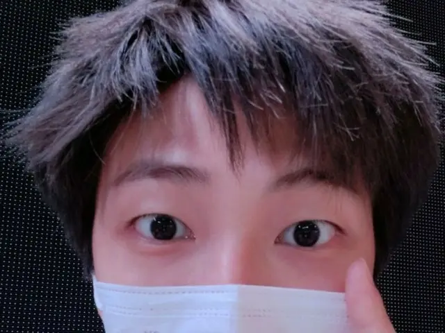「BTS（防弾少年団）」RM ＆ジン、ラフな服装と素顔が初々しい…明日に迫ったオンラインコンサートに対する期待を示す