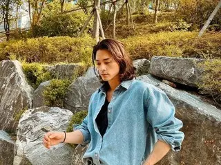 俳優キム・ジフン、漫画から飛び出してきたようなビジュアルで、デニムコーデ完璧な着こなし