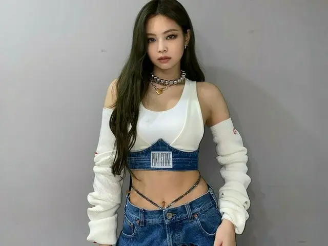 「BLACKPINK」ジェニー、強烈なカリスマ…堂々とした表情で視線集中！