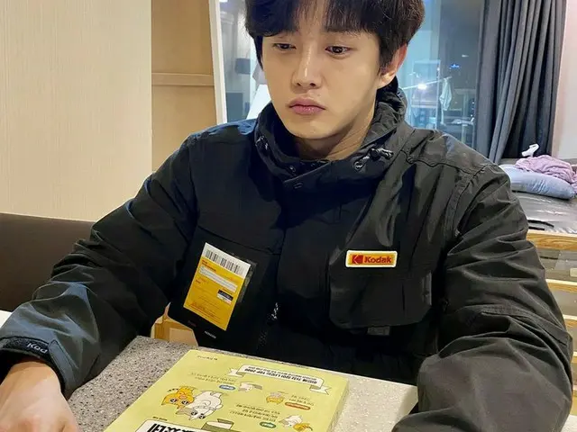 俳優キム・ミンソク、ぼ～っとした表情もかわいい...“英語の勉強をしてはいるんだけど”