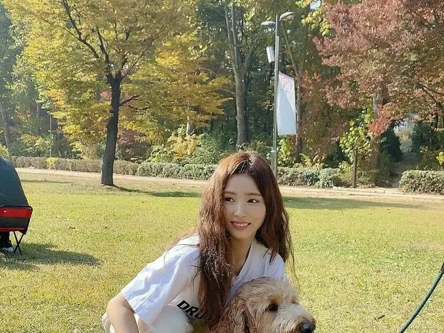 女優シン・セギョン、大型犬を抱いてにっっこり...ウェーブヘアも美しい