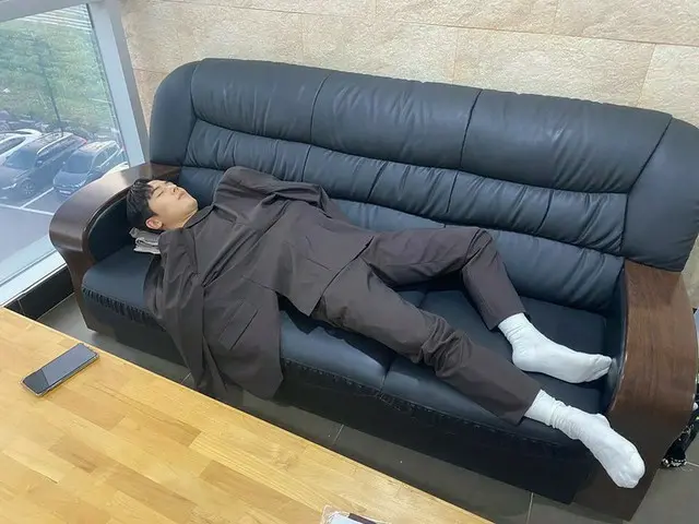 キム・ドンジュン、眠れるソファの上の王子様のようなビジュアル