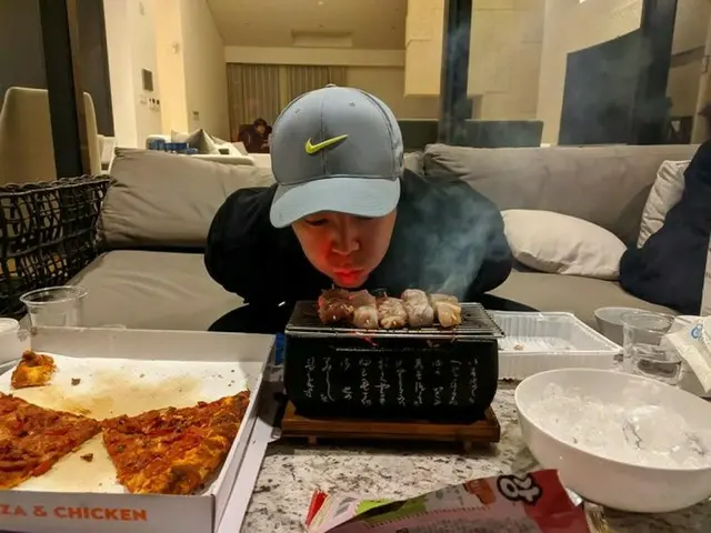 チャン・グンソク、コミカルな姿が微笑み誘う…焼き鳥を待つ少年