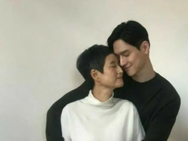 コ・ギョンピョ、天国にいる母の誕生日を迎え、思い出の写真を公開…“必ずまた会って僕を抱きしめて”