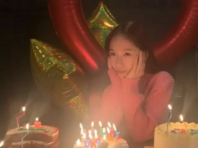 クリスタル、誕生日ケーキの前でかわいい魅力...ケーキがいったいいくつ?（動画あり）