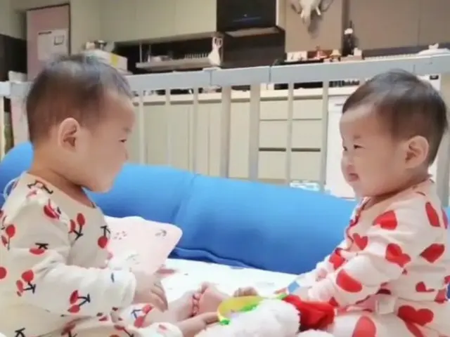 チェ・ミンファン（FTISLAND）の妻ユルヒ（元LABOUM）、双子ちゃんを瞬間捕捉“お互いが珍しくておもしろい双子ちゃんたち”