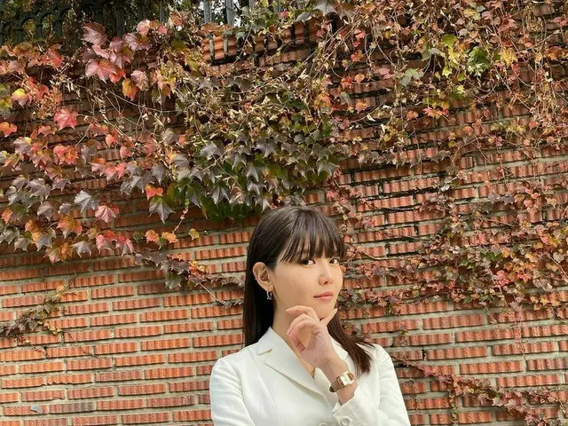 「少女時代」スヨン、ぱっつん前髪+ハイブランドバックでラグジュアリースタイル