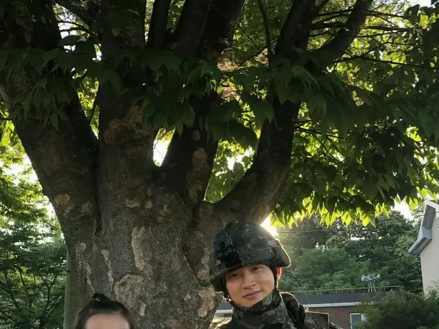 俳優チャン・ドンユン、軍服着て凛々しい姿…子役のパク・ダヨンとカメラの内でも外でもほのぼの