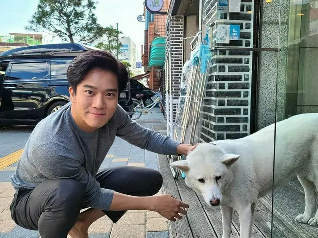 俳優ハ・ソクジン、スリッパはいて珍島犬と認証ショット“かわいい笑顔”