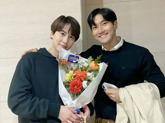 「SUPER JUNIOR」シウォン、花束持ってキュヒョンを応援...友情もビジュアルも素敵