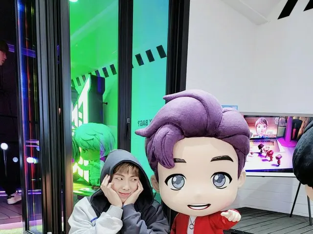 「BTS（防弾少年団）」RM、“息子よ”フィギュアと一緒にカシャッ