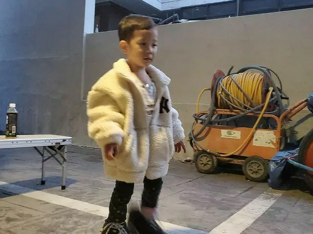「FTISLAND」チェ・ミンファン♥ユルヒの息子ジェユルくん、パパのスニーカーはいてかわいいポーズ