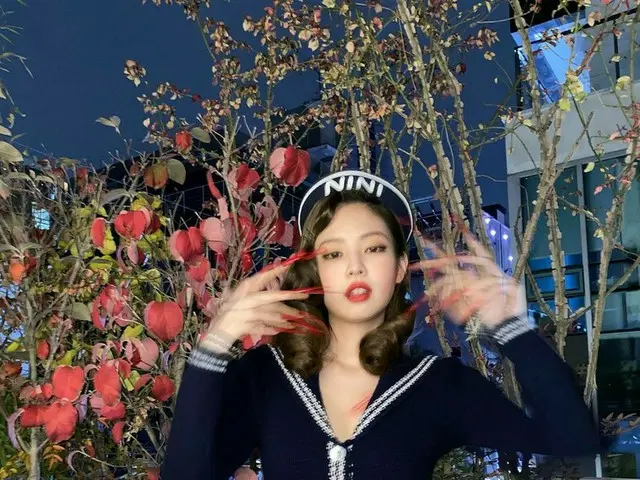 「BLACKPINK」ジェニー、真っ赤な唇-爪-ストッキングでセクシーさ爆発