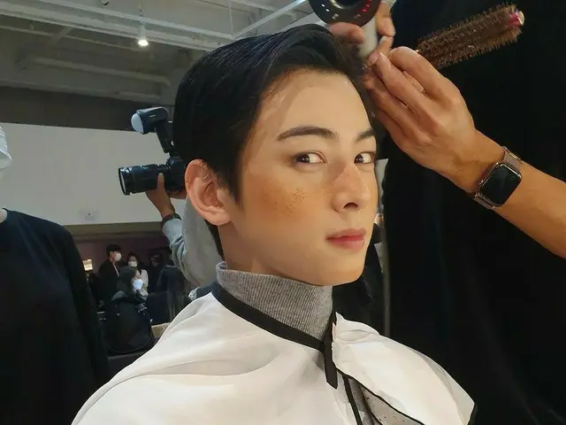 「ASTRO」チャ・ウヌ、そばかすメイクまで似合う“新人モデル”