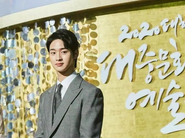 俳優チャン・ドンユン、軍服でなくスーツ姿も完璧…輝く花ビジュアル
