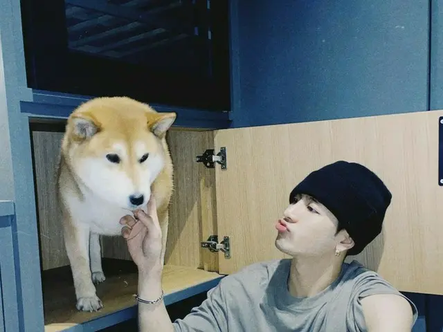 「GOT7」ジャクソン、柴犬と余裕がある日常...筋肉質な前腕に視線強奪