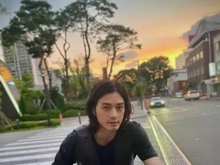 “長髪イケメン”キム・ジフン、夕焼けの中でバイクにまたがり強烈なまなざし