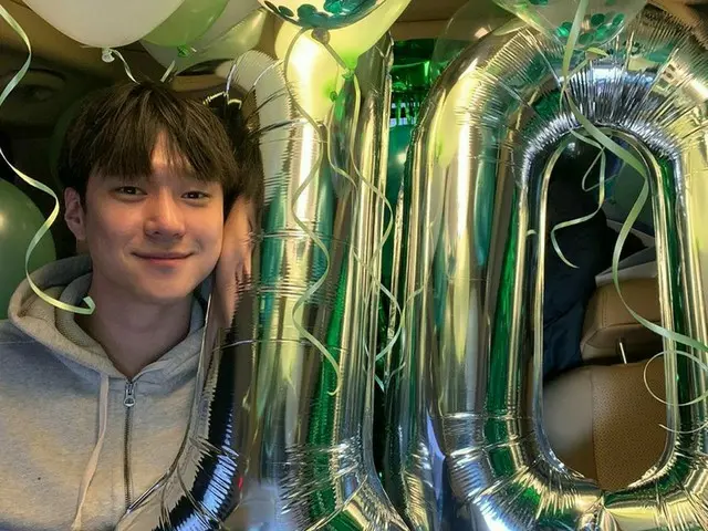 俳優コ・ギョンピョ、デビュー10周年のサプライズに感動…“今後もよくやるね”