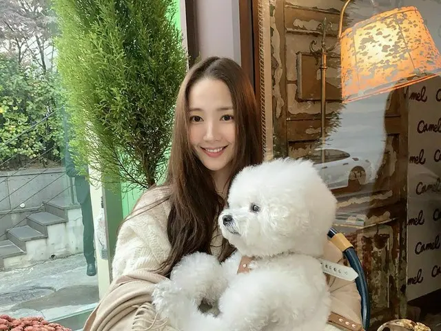 女優パク・ミニョン、愛犬を抱いて“日差しより眩しい”清純な笑顔