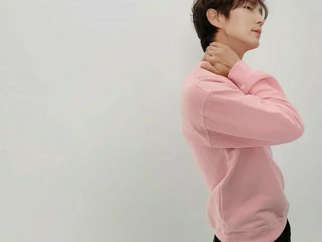 俳優イ・ジュンギ、ピンクのセーター着てかわいい魅力“幸せな週末”