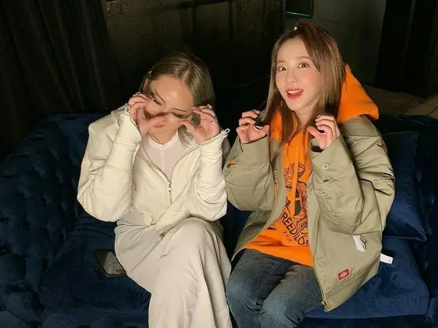 DARA×CL、仲良くポーズを連発…笑顔で「2NE1」友情は相変わらず！