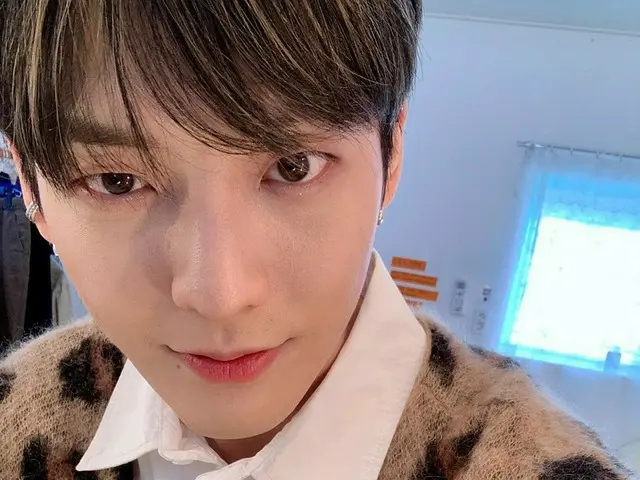 「BTOB」ミンヒョク、シックでセクシーな魅力爆発…アニマル柄のカーディガンがよく似合う