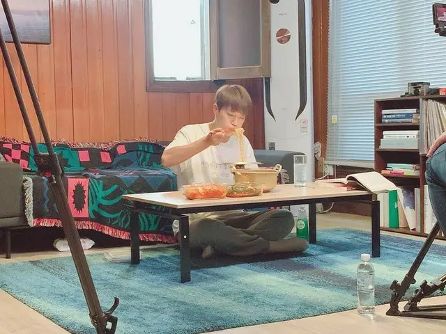 「HIGHLIGHT」ユン・ドゥジュン、食欲刺激するラーメンのモクパン