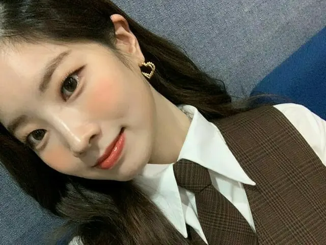「TWICE」ダヒョン、白い肌に桃メイクで清純な魅力発散