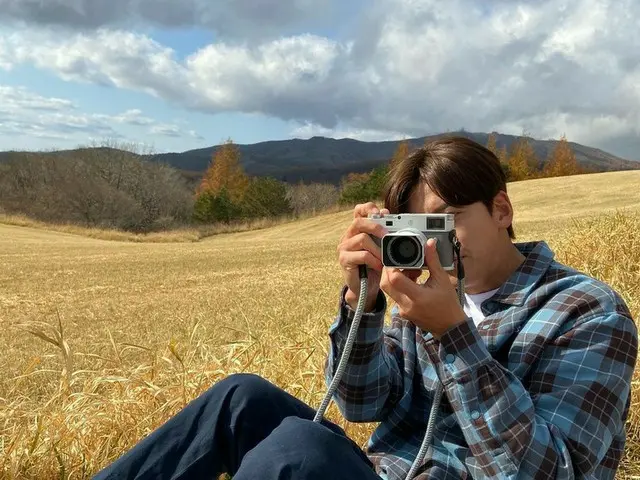 俳優チ・チャンウク、黄金の野原の中で映画のワンシーンのようなビジュアル