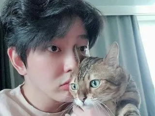俳優ユン・ギュンサン、幸せな愛猫家の日常…愛猫たちと一緒に