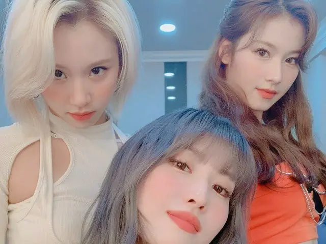 「TWICE」、控室でモモの肩をもむチェヨン…“気持ちいいですか?”
