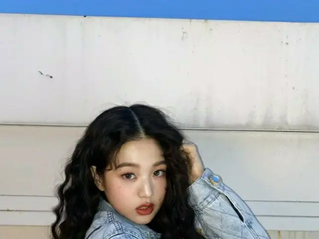 「IZ*ONE」チャン・ウォニョン、ヒッピーパーマ＋スモーキースタイルも完璧に消化…驚異の17歳