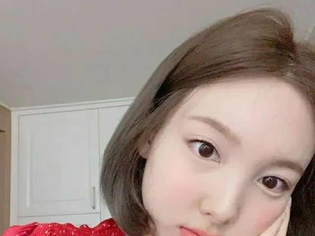 「TWICE」ナヨン、かわいさが限度超過…赤がよく似合う