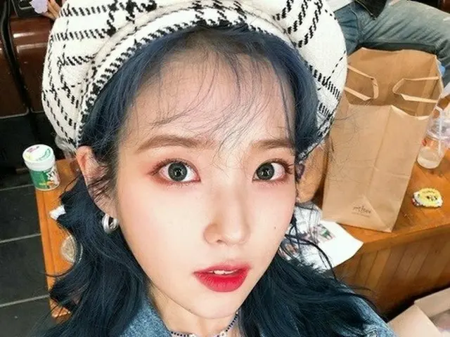 IU、「Blueming」発売1周年を祝って写真大放出!