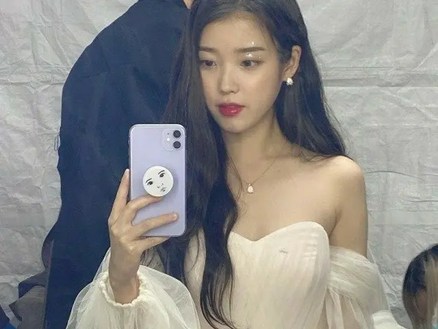 IU、妖精のような夢幻的な雰囲気