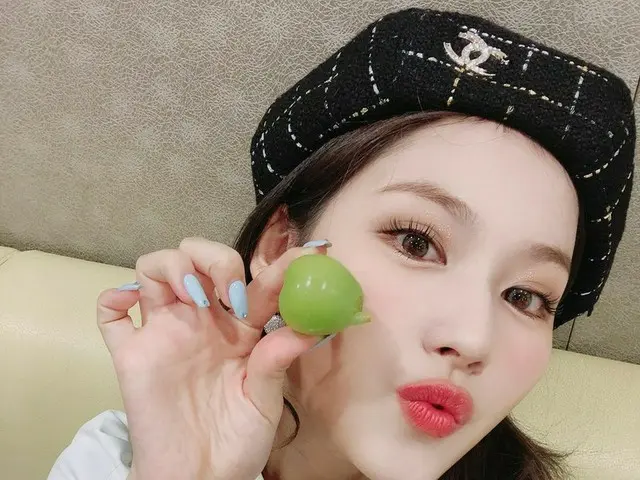 「TWICE」サナ、シャインマスカット持ってかわいい笑顔♥