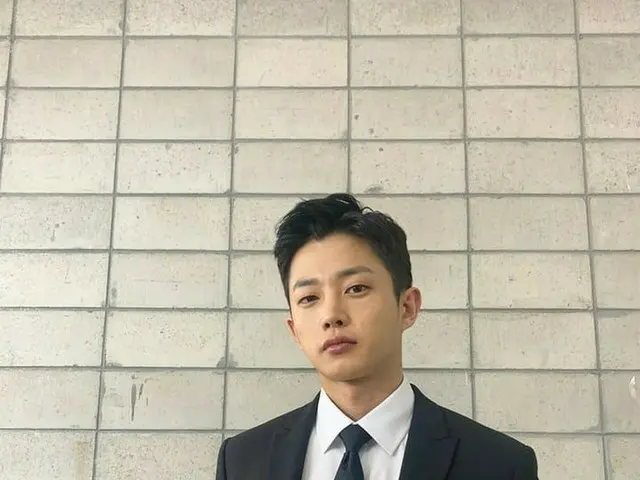 俳優キム・ミンソク、スーツ着てキメているけど…やっぱりどこかかわいい童顔ビジュアル