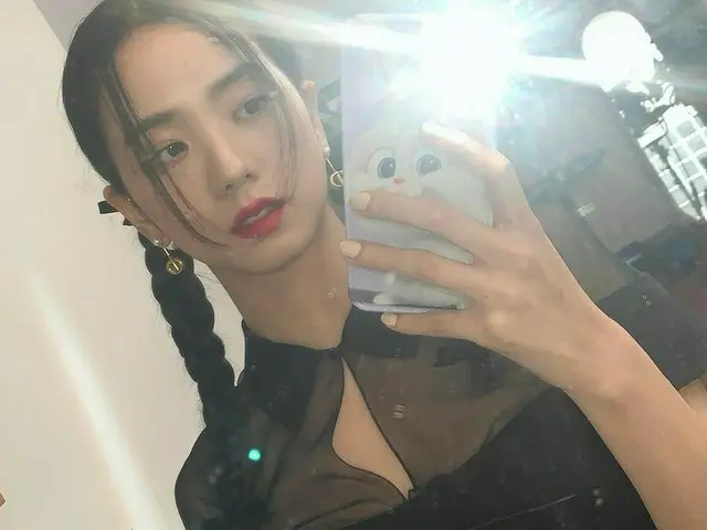 「BLACKPINK」ジス、三つ編みヘアでキュートでシックな魅力