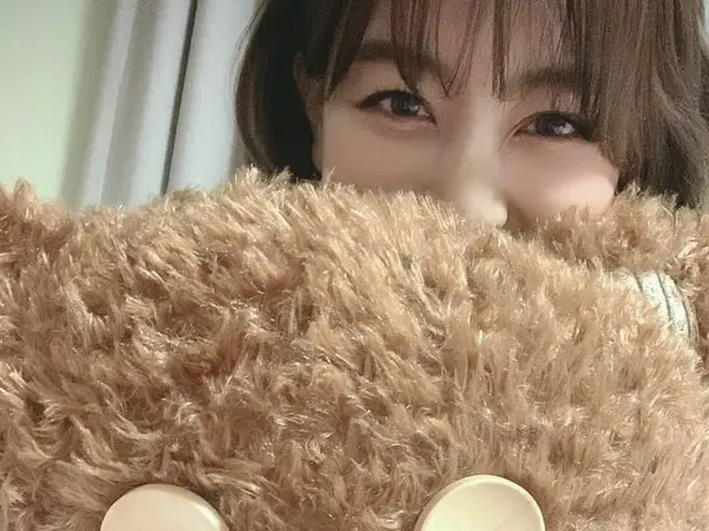 「TWICE」ジヒョ、“ミナが買ってくれた”ぬいぐるみを自慢